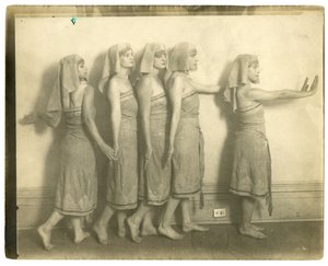 Preparándose para una fiesta del pueblo en el Club Liberal, Nueva York, EE.UU., c.1905-40
