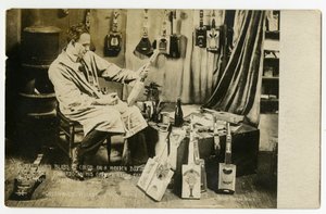 Grandes manchas de color en una caja de madera y Bobby Edwards en su buhardilla bajo las estrellas creando ukeleles, Greenwich Village, Nueva York, EE.UU. de Jessie Tarbox Beals