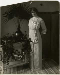 Material turco gris con bordado en blanco y negro, Lord & Taylor, c.1905-18 de Jessie Tarbox Beals