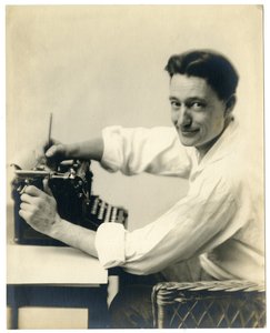 Henry Oyen en la máquina de escribir, c.1905-21