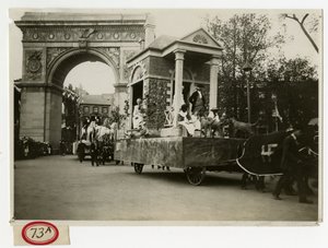 Desfile Histórico Flotador de Casa Colonial No 27 de Jessie Tarbox Beals