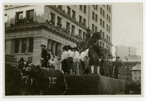 Carroza de desfile histórico #31, Destrucción de la Estatua de Jorge III