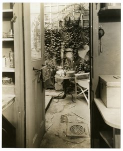 Hogar de George y Mary Stonehill, artistas, vista desde la puerta de la cocina, Greenwich Village, Nueva York, EE.UU., c.1936-37
