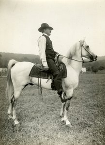 Homer Davenport caricaturista en su caballo árabe, c.1905-12 de Jessie Tarbox Beals