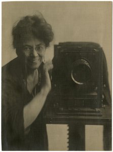 Jessie Tarbox Beals, autorretrato con cámara, c.1918-20