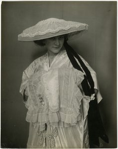 Jumble Bros ?, Sombrero y manguito de lencería, c.1905-11 de Jessie Tarbox Beals