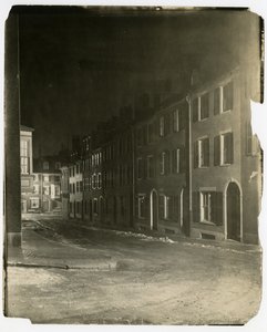 Mirando hacia abajo en West Cedar Street donde termina y es cruzada por Chestnut St, Boston, EE.UU., c.1902-10