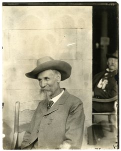 Hombre con sombrero y medalla, c.1905-40 de Jessie Tarbox Beals