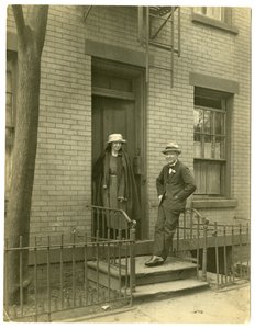 Mr Llewelyn Powys, autor y su esposa, c.1905-40