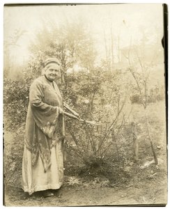 Mrs Alzirc Hewitt Wade - 88 años - en el jardín en Ossining, NY, c.1905-28 de Jessie Tarbox Beals