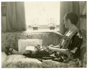 Sra. Emily Post, autora de Etiquette, c.1926-28