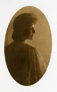 Retrato ovalado de mujer, c.1905-40 de Jessie Tarbox Beals