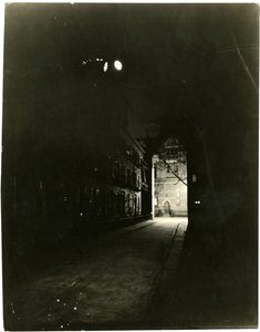 Patchin Place de noche, Greenwich Village, Nueva York, EE.UU., c.1905-20 de Jessie Tarbox Beals