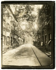 Patchin Place, saliendo de la 10th Street, Nueva York, EE.UU. de Jessie Tarbox Beals
