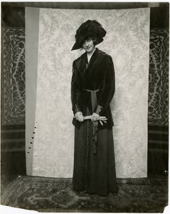 Traje de terciopelo rojo con falda plisada, Arnold & Constable, c.1905-18