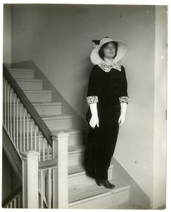 Forma correcta de bajar las escaleras, c.1905-18