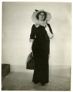 Forma correcta de llevar una bolsa y un paraguas, c.1905-18 de Jessie Tarbox Beals