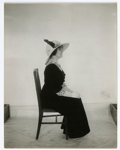 Forma correcta de sentarse en una silla, c.1905-18 de Jessie Tarbox Beals