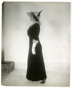 Forma correcta de pararse al caminar, c.1905-18