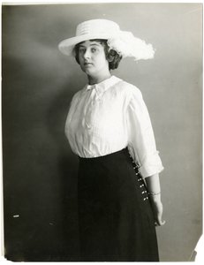 Blusa de seda y sombrero blanco, McCreery