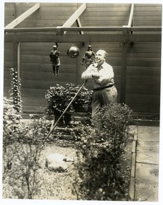 Tony Sarg en su jardín de Jessie Tarbox Beals