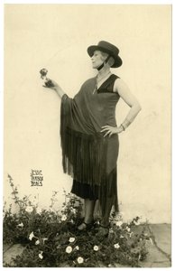 Mujer sosteniendo una flor, c.1905-40 de Jessie Tarbox Beals
