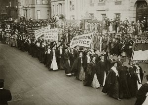 Mujeres con toga académica marchando en un desfile por el sufragio en Nueva York, 1910 de Jessie Tarbox Beals