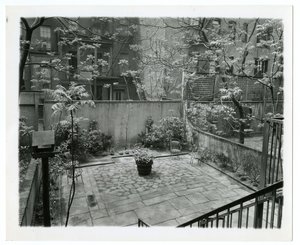 Patio trasero con casa de pájaros, Nueva York, EE.UU., c.1905-40