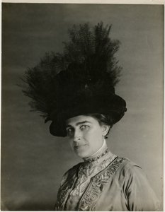 primer plano de sombrero emplumado, c.1905-18