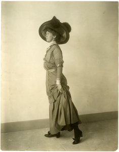 Modelo con sombrero emplumado, c.1905-18 de Jessie Tarbox Beals