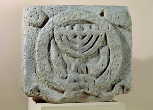 Relieve que representa una menorá, de Umm Qeis (Antigua Gadara) Jordania de Jewish School