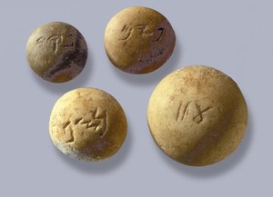 Pesas, inscritas con su peso en siclos, de Jerusalén