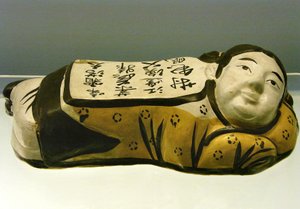 Cerámica, almohada en forma de niño, con un poema que evoca un paisaje nocturno, de Cizhou, Dinastía Jin (1115-1234), Museo Nacional de Shanghái. Fotografía, Leonard de Selva, China, 2006 de Jin Dynasty Chinese School
