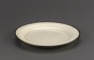 Plato de loza Ding con decoración moldeada de patos mandarines, provincia de Hebei, siglo XII-XIII