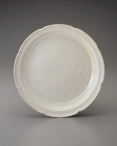 Plato con borde foliado y decoración tallada, provincia de Hebei