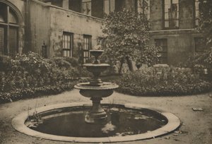Antiguo Árbol de Morera y Fuente en el Jardín de Drapers Hall, c1935 de Joel