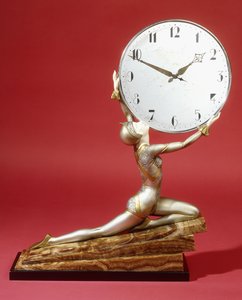 Chica arrodillada con un reloj