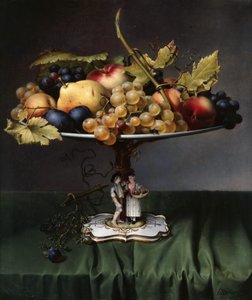Frutas en un plato de porcelana