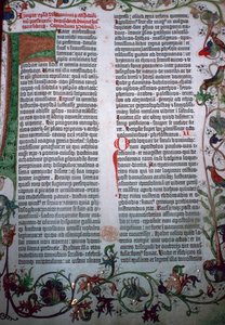 Una página de la Biblia de Gutenberg, siglo XV de Johannes Gutenberg