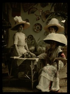 Tres mujeres con sombrero