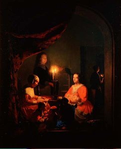Una familia en un interior iluminado por velas