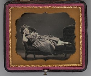 Retrato sin título de una niña reclinada en una chaise longue, 1855