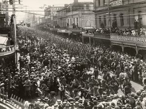 El 12º Batallón, AIF, marchando por la ciudad antes de embarcarse para el servicio en el extranjero, Hobart, Tasmania, 14 de octubre de 1914 de John Beattie