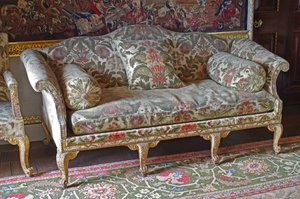 Una cama de soda con respaldo curvo de Jorge III dorada de John Bladwell
