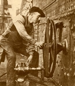 Un remachador neumático cortando ojos de buey en el costado de un transatlántico de John Brown and Company
