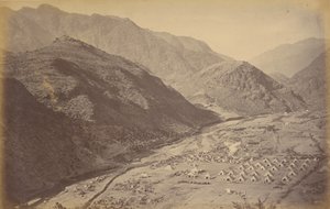 Ali Musjid y Campamento de Sultan Tarra, mostrando Sunga donde el Mayor Birch y el Teniente Fitzgerald, 27º de Infantería del Punjab, fueron asesinados. de John Burke