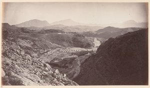 Vista general desde Ali Musjid, mirando hacia atrás hacia Peshawar, circa 1878 de John Burke