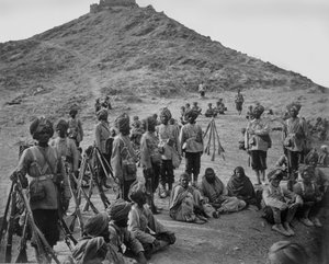 Alto de prisioneros de Bassaule con una escolta de la 45ª Infantería Nativa en el Khurd Khyber de John Burke
