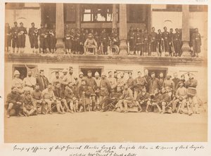 Oficiales y hombres de la Brigada del General de Brigada Gough en la plaza del Palacio de Shah Shujah, 1880 de John Burke