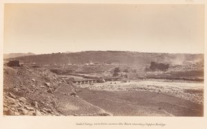 Safed Sang, visto desde el otro lado del río mostrando el Puente Sapper, circa 1878 de John Burke